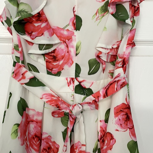 Flutter Sleeve Deep V Floral Romper - Picture 6 of 6